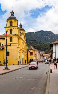 BOGOTA, COLOMBIA - 22 Ekim 2015: Kimliği belirsiz insanlar La Candelaria 'nın diskinde yürüyorlar. La Candelaria Bogota 'nın tarihi merkezi. Kolombiya 'nın başkenti burada 1538' de kuruldu.