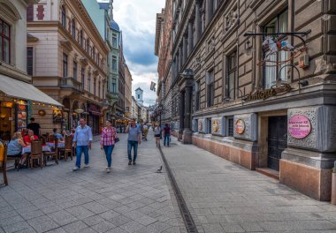 Budapeşte, Macaristan - 4 Mayıs 2020: Vaci sokağı, şehrin ana yayalık alanı