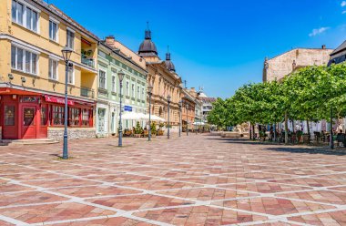 ESZTERGOM, HUNGARY 1 Haziran 2019: Macaristan 'ın Esztergom şehrinin merkezinde Szechenyi Meydanı 