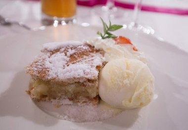 çırpılmış yumurta ve naneli dondurma.