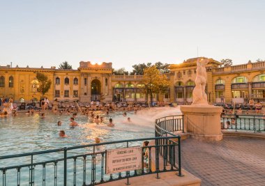 Budapeşte, Macaristan. 16 Nisan 2016: Macaristan 'ın Budapeşte kentinde güneşli bir günde Szechenyi Hamamları.