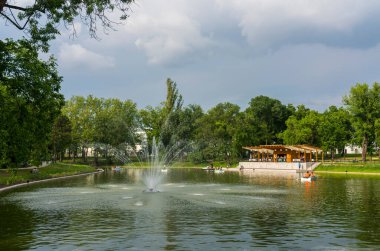 BUDAPEST, HUNGARY - 10 Mayıs 2018: Orczy Garden 'dan Semmelweiss Üniversitesi' nin (SOTE) ana binası. 1769 yılında kurulan Semmelweis Üniversitesi Macaristan 'ın en eski tıp okuludur..