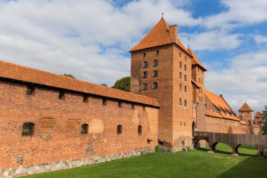 MALBORK, POLAND - 18 Eylül 2015: Malbork Şatosu, 13. yüzyılda Töton Şövalyeleri tarafından inşa edildi.