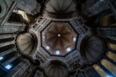 Milan, İtalya - 22 Ekim 2019: Milano, Lombardiya 'daki San Lorenzo Maggiore Kilisesi.