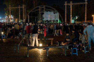 Fas 'ta şehir meydanındaki insanlar