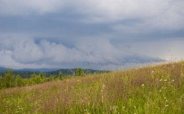 Bulutlu ve mavi gökyüzü olan dağ manzarası