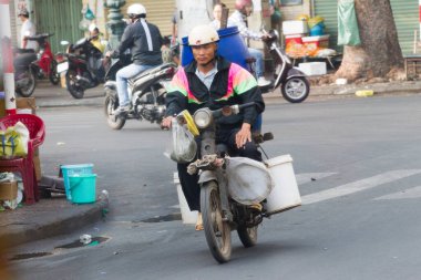 Motosikletli bir adam.