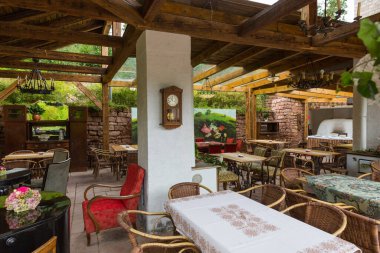 Ahşap sandalyeli ve pencereli bir kafe.