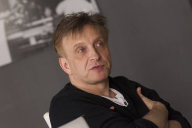 Pal Macsai, aktör, Orkeny Tiyatrosu 'nun yönetmeni Pal Macsai röportaj veriyor. 29 Mayıs 2012. Budapeşte. Pal Macsai 2012 'de Yılın Sesi ödülünü aldı..