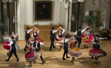 BUDAPEST, HUNGARY - 19 Kasım 2010 'da Macaristan' ın Budapeşte kentinde ElTE Üniversitesi 'nin sahnesinde ELTE Üniversitesi Macar Halk Dansları Grubu.