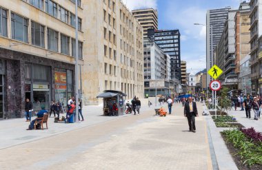 BOGOTA, COLOMBIA - 22 Ekim 2015: Kimliği belirsiz insanlar La Candelaria 'nın diskinde yürüyorlar. La Candelaria Bogota 'nın tarihi merkezi. Kolombiya 'nın başkenti burada 1538' de kuruldu.
