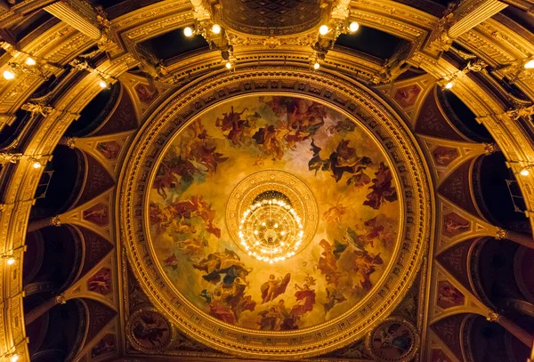 ヴァチカンの聖ピーターズ大聖堂の内部 — ストック写真