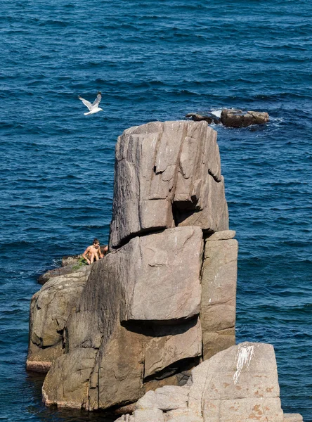 Sozopol Bulgarije Juli 2016 Mensen Rotsen Sozopol — Stockfoto