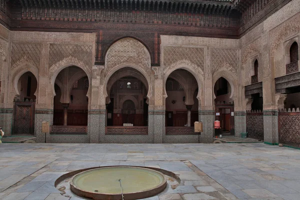 Fes Morocco Lipiec Ozdobione Rzeźby Tynkowanych Ścianach Stolarce Dziedzińcu Madrasy — Zdjęcie stockowe