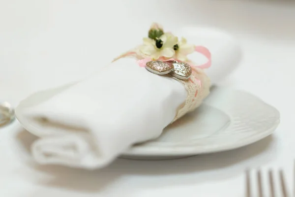 餐盘上毛巾的婚纱装饰 — 图库照片