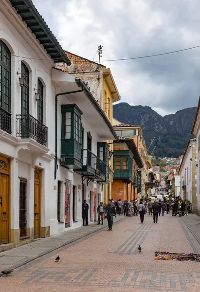 Bogota コロンビア 2015年10月22日 Candelaria地区を歩く未確認の人々 カンデラリアはボゴタの歴史的な中心地です コロンビアの首都は1538年にここに設立されました — ストック写真