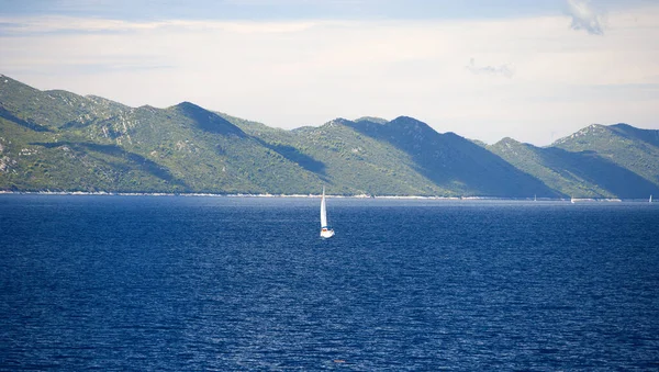 Blick Auf Das Meer Und Das Boot Auf Dem See — Stockfoto