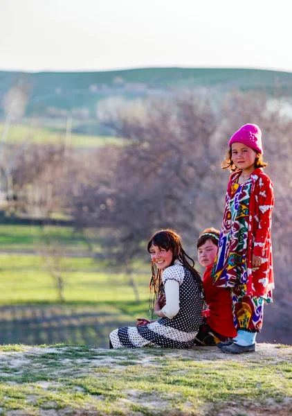 Samarqand Uzbekistán Marzo 2012 Niños Posando Para Turista Pueblo Cerca — Foto de Stock