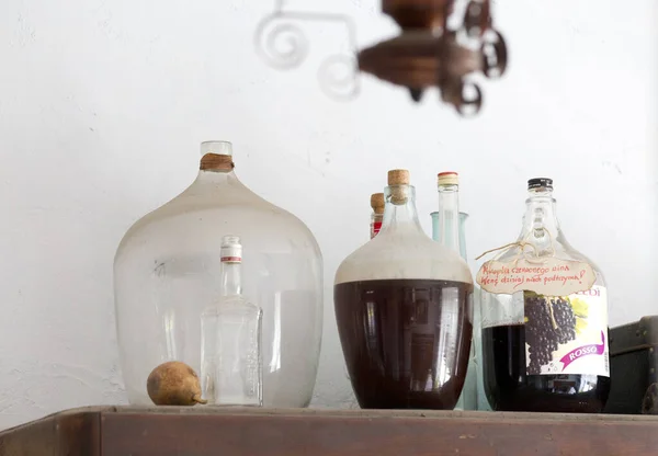 Vecchie Bottiglie Calice Vino Tavola — Foto Stock