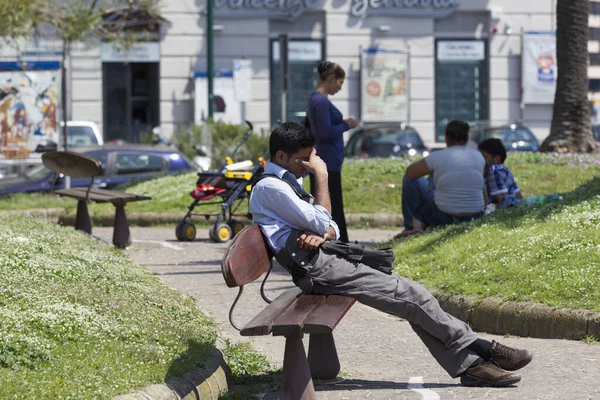 Jovem Sentado Banco Usando Telefone Celular — Fotografia de Stock