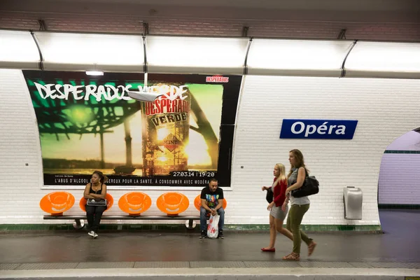 Metrostation Parijs Frankrijk Rechtenvrije Stockfoto's