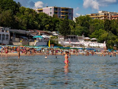 Nessebar, Bulgaristan - 12 Haziran 2013: Nessebar plajındaki insanlar.
