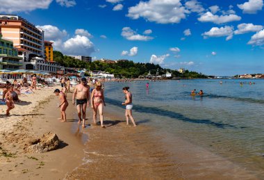 Nessebar, Bulgaristan - 12 Haziran 2013: Nessebar plajındaki insanlar.