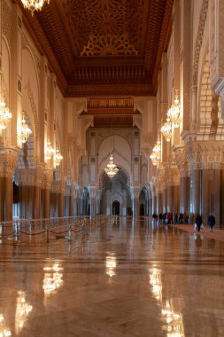 CASABLANCA, MOROCCO - 31 Ekim 2008 'de Casablanca' da Hasan II camiinin içi. Beyaz cami dünyanın en büyük camilerinden biri ve Fas 'taki tek gayrimüslim camii.