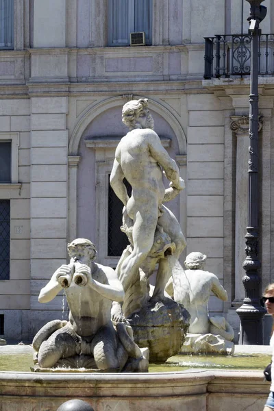 Статуя Молодой Женщины Фонтане — стоковое фото