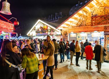 PARIS, FRANCE - 30 Kasım 2019 İnsanlar Paris Tuileries Garden Noel Pazarı 'nı ziyaret ediyor