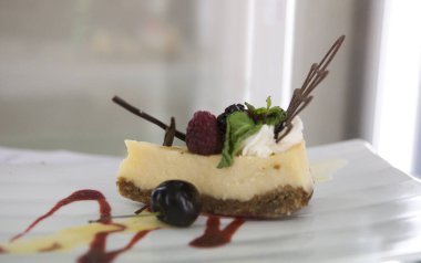 Meyveli ve meyveli çikolatalı kek.