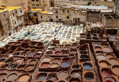 Fez, Fas - 19 Temmuz 2014: Fez, Fas 'taki geleneksel tabakhane çarşısı.