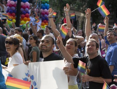 BUDAPEST, HUNGARY - 6 Temmuz 2013 'te Budapeşte, Macaristan' da LGBT (lezbiyen, gey, biseksüel ve transseksüel) haklarını desteklemek için düzenlenen Eşcinsel Onur Yürüyüşüne kimliği belirsiz kişiler katıldı..