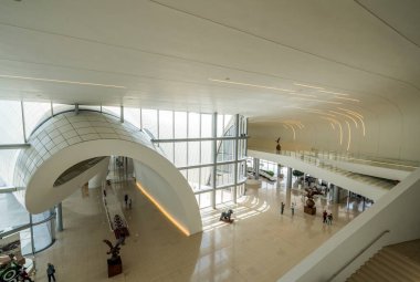 Bakü, Azerbaycan - 6 Mayıs 2019: Bakü 'deki Heydar Aliyev Kültür Merkezi. Kültür merkezi, mimar Zaha Hadid tarafından inşa edildi..