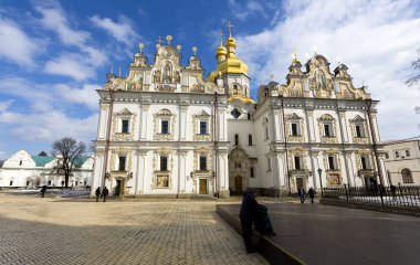 KIEV, UKRAINE - 1 Eylül 2011 'de Mağaralar Manastırı. Kültürel bir cazibe olmakla birlikte, şu anda aktif. Manastır kompleksi UNESCO 'nun Dünya Mirası Alanı olarak yazılmıştır..