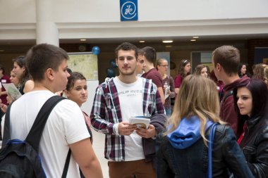 BUDAPEST, HUNGARY - 10 Ekim 2014: ELTE Üniversitesi 'nde kimliği belirsiz öğrenciler