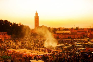 Tanımlanamayan kişiler 3 Kasım 2007 'de Marakeş, Fas' ta Jemaa el Fna Meydanı 'nı ziyaret etti. Meydan UNESCO Dünya Mirası 'nın bir parçası.