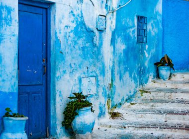 Rabat 'ın mavi caddesi, eski şehir Fas.