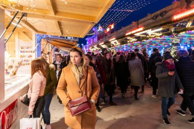 PARIS, FRANCE - 30 Kasım 2019 İnsanlar Paris Tuileries Garden Noel Pazarı 'nı ziyaret ediyor