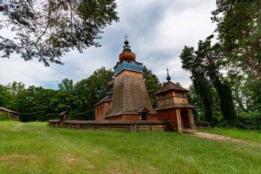 Parktaki ahşap kilise.