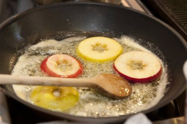 Kızartma tavasını sıcak elma dilimleriyle kapatın.