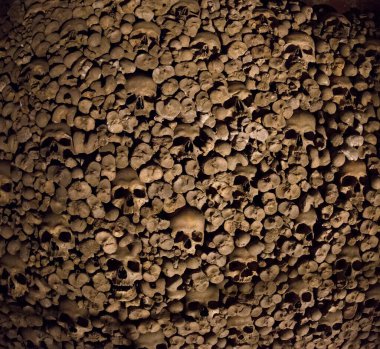 BRNO, CZECH - 15 Aralık 2016: Brno 'daki Jakubske Meydanı' ndaki St. James Kilisesi Ossuary 'nin İçişleri. 50.000 'den fazla insana ait olduğu tahmin edilen büyük bir kemik koleksiyonuydu.