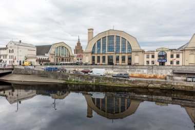 RIGA, LATVIA - 30 Nisan 2016 'da Riga, Letonya' da merkezi gıda pazarı binaları. 700.000 kentteki pazar zeplin balonlar için eski bir hangardan yapıldı..