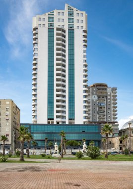 Durres, Arnavutluk - 1 Haziran 2018: Arnavutluk 'un Durres plajının modern kesimine bakış.