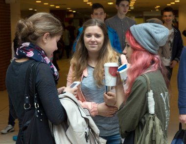BUDAPEST, HUNGARY - 10 Ekim 2014: ELTE Üniversitesi 'nde kimliği belirsiz öğrenciler