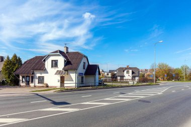 BAUSKA, LATVIA - 30 Nisan 2016: Bauska Caddesi. Köy, daha önceki bir şatonun kalıntıları ve Letonya 'nın Bauska kentinin daha sonraki bir sarayından oluşan bir kompleks olan Kale ile ünlüdür..