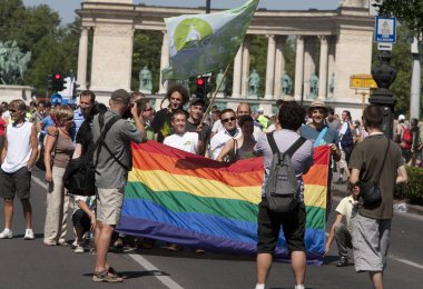 BUDAPEST, HUNGARY - 10 Temmuz 2010 'da Budapeşte, Macaristan' da LGBT (lezbiyen, gey, biseksüel ve transseksüel) haklarını desteklemek için düzenlenen Budapeşte Gay Onur Yürüyüşüne kimliği belirsiz kişiler katıldı.