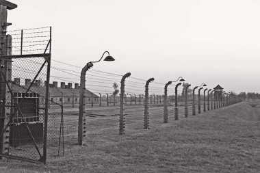 OSWIECIM, POLAND - 22 Ekim 2012 'de Polonya' nın Oswiecim kentinde eski bir Nazi imha kampı olan Auschwitz Kampı 'nda dikenli teller. Avrupa 'daki en büyük Nazi toplama kampıydı.