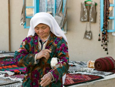 SAMARQUAND, UZBEKISTAN - 23 Mart 2012: Samarquand yakınlarındaki bir köyde kimliği belirsiz bir kadın için poz verdi.