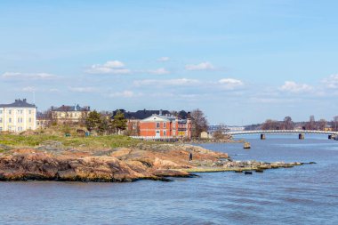 HELSINKI, FINLAND - 3 Mayıs 2016: Helsinki takımadasında küçük bir ada. Deniz ve geniş takımadalarla çevrili Helsinki, Avrupa 'nın kuzeyindeki ana turizm merkezidir..